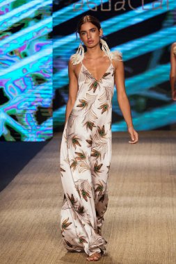 Miami Beach, Fl - 13 Temmuz: Bir modeli pist için Aguaclara sırasında Paraiso Moda Fuarı'nda Paraiso çadır üzerinde 13 Temmuz 2018 Miami Beach, Florida yürür. 