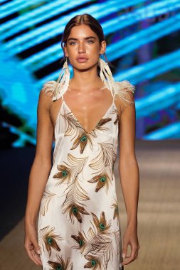 Miami Beach, Fl - 13 Temmuz: Bir modeli pist için Aguaclara sırasında Paraiso Moda Fuarı'nda Paraiso çadır üzerinde 13 Temmuz 2018 Miami Beach, Florida yürür. 
