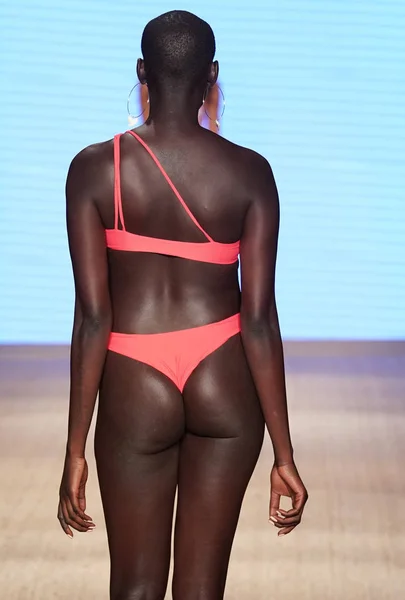 Miami Beach Julio Una Modelo Camina Por Pasarela Para Mikoh — Foto de Stock