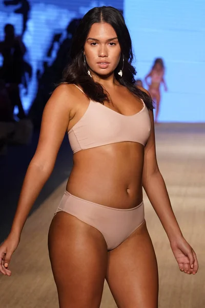 Miami Beach Julio Una Modelo Camina Por Pasarela Para Mikoh —  Fotos de Stock