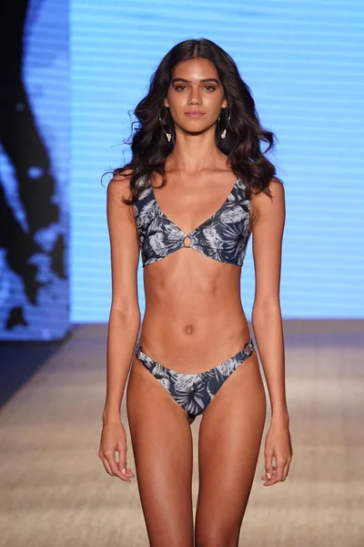 Miami Beach, Fl - 13 Temmuz: Bir model Mikoh Resort 2019 pist Show'da Paraiso çadır için pist 13 Temmuz 2018 Miami Beach, Florida ve yürür. 