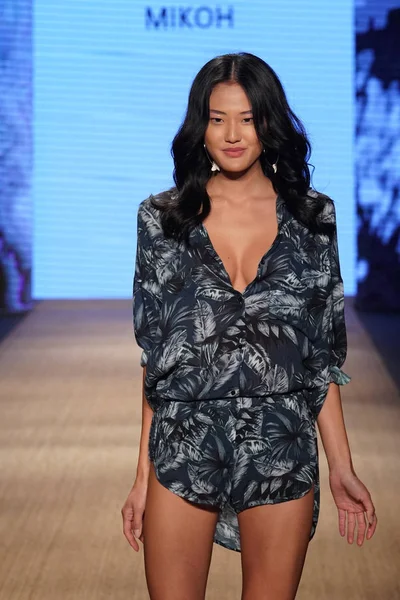 Miami Beach Juli Modell Går Banan För Mikoh Resort 2019 — Stockfoto