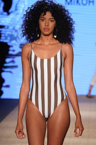 Miami Beach Července Model Chodí Dráhy Pro Mikoh Resort 2019 — Stock fotografie