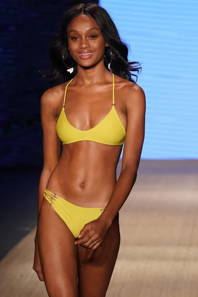 Miami Beach Juli Modell Går Banan För Mikoh Resort 2019 — Stockfoto