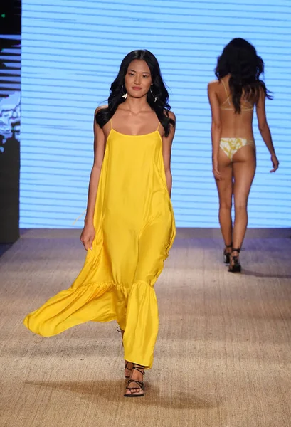 Miami Beach Juli Modell Går Banan För Mikoh Resort 2019 — Stockfoto