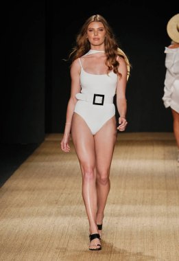 Miami Beach, Fl - 13 Temmuz: Bir model için Pazartesi pist yürür mayo Paraiso Moda Fuarı'nda Paraiso çadır üzerinde 13 Temmuz 2018 Miami Beach, Florida sırasında.                              