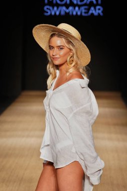 Miami Beach, Fl - 13 Temmuz: Bir model için Pazartesi pist yürür mayo Paraiso Moda Fuarı'nda Paraiso çadır üzerinde 13 Temmuz 2018 Miami Beach, Florida sırasında.                              