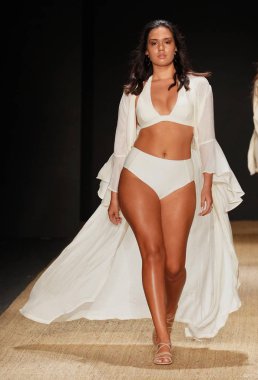 Miami Beach, Fl - 13 Temmuz: Bir model için Pazartesi pist yürür mayo Paraiso Moda Fuarı'nda Paraiso çadır üzerinde 13 Temmuz 2018 Miami Beach, Florida sırasında.                              