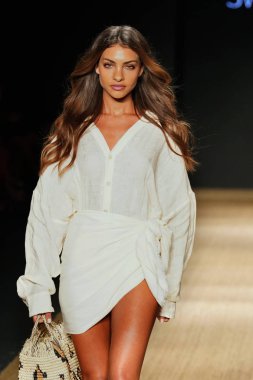 Miami Beach, Fl - 13 Temmuz: Bir model için Pazartesi pist yürür mayo Paraiso Moda Fuarı'nda Paraiso çadır üzerinde 13 Temmuz 2018 Miami Beach, Florida sırasında.                              