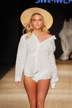 Miami Beach, Fl - 13 Temmuz: Bir model için Pazartesi pist yürür mayo Paraiso Moda Fuarı'nda Paraiso çadır üzerinde 13 Temmuz 2018 Miami Beach, Florida sırasında.                              