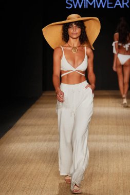 Miami Beach, Fl - 13 Temmuz: Bir model için Pazartesi pist yürür mayo Paraiso Moda Fuarı'nda Paraiso çadır üzerinde 13 Temmuz 2018 Miami Beach, Florida sırasında.                              