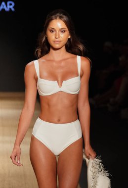 Miami Beach, Fl - 13 Temmuz: Bir model için Pazartesi pist yürür mayo Paraiso Moda Fuarı'nda Paraiso çadır üzerinde 13 Temmuz 2018 Miami Beach, Florida sırasında.                              