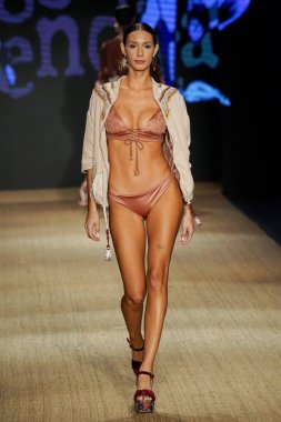 Miami Beach, Fl - 13 Temmuz: Bir modeli pist için Agua Bendita sırasında Paraiso Moda Fuarı'nda Paraiso çadır üzerinde 13 Temmuz 2018 Miami Beach, Florida yürür.                              