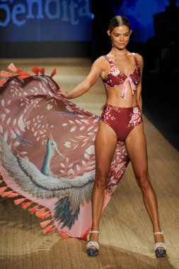 Miami Beach, Fl - 13 Temmuz: Bir modeli pist için Agua Bendita sırasında Paraiso Moda Fuarı'nda Paraiso çadır üzerinde 13 Temmuz 2018 Miami Beach, Florida yürür.                              