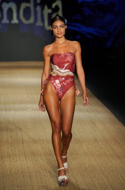 Miami Beach, Fl - 13 Temmuz: Bir modeli pist için Agua Bendita sırasında Paraiso Moda Fuarı'nda Paraiso çadır üzerinde 13 Temmuz 2018 Miami Beach, Florida yürür.                              