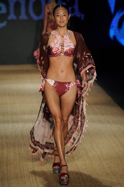 Miami Beach, Fl - 13 Temmuz: Bir modeli pist için Agua Bendita sırasında Paraiso Moda Fuarı'nda Paraiso çadır üzerinde 13 Temmuz 2018 Miami Beach, Florida yürür.                              