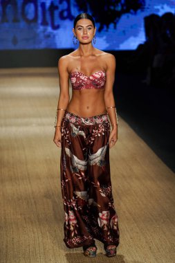 Miami Beach, Fl - 13 Temmuz: Bir modeli pist için Agua Bendita sırasında Paraiso Moda Fuarı'nda Paraiso çadır üzerinde 13 Temmuz 2018 Miami Beach, Florida yürür.                              