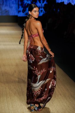 Miami Beach, Fl - 13 Temmuz: Bir modeli pist için Agua Bendita sırasında Paraiso Moda Fuarı'nda Paraiso çadır üzerinde 13 Temmuz 2018 Miami Beach, Florida yürür.                              