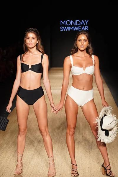 Miami Beach Luglio Modelle Sfilano Lunedì Swimwear Durante Paraiso Fashion — Foto Stock