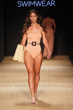 Miami Beach, Fl - 13 Temmuz: Bir model için Pazartesi pist yürür mayo Paraiso Moda Fuarı'nda Paraiso çadır üzerinde 13 Temmuz 2018 Miami Beach, Florida sırasında.                              