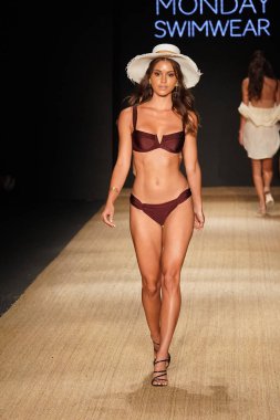 Miami Beach, Fl - 13 Temmuz: Bir model için Pazartesi pist yürür mayo Paraiso Moda Fuarı'nda Paraiso çadır üzerinde 13 Temmuz 2018 Miami Beach, Florida sırasında.                              