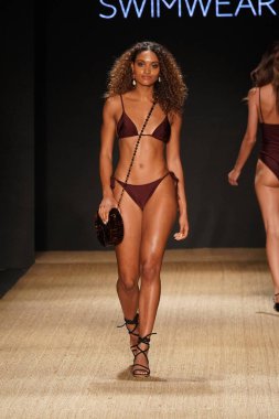 Miami Beach, Fl - 13 Temmuz: Bir model için Pazartesi pist yürür mayo Paraiso Moda Fuarı'nda Paraiso çadır üzerinde 13 Temmuz 2018 Miami Beach, Florida sırasında.                              