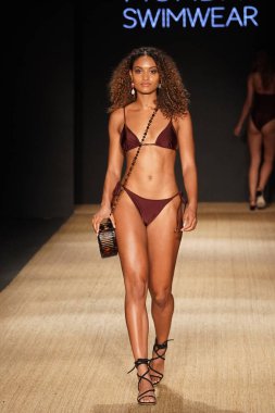 Miami Beach, Fl - 13 Temmuz: Bir model için Pazartesi pist yürür mayo Paraiso Moda Fuarı'nda Paraiso çadır üzerinde 13 Temmuz 2018 Miami Beach, Florida sırasında.                              