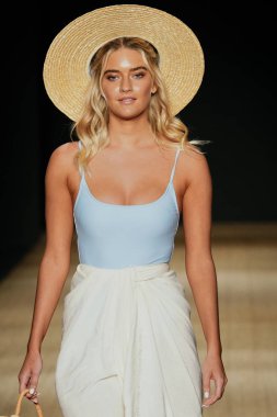 Miami Beach, Fl - 13 Temmuz: Bir model için Pazartesi pist yürür mayo Paraiso Moda Fuarı'nda Paraiso çadır üzerinde 13 Temmuz 2018 Miami Beach, Florida sırasında.                              