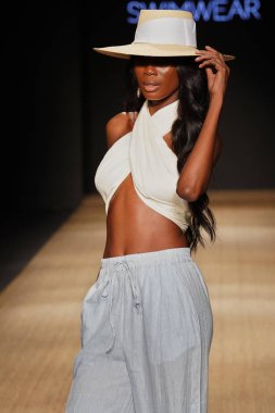 Miami Beach, Fl - 13 Temmuz: Bir model için Pazartesi pist yürür mayo Paraiso Moda Fuarı'nda Paraiso çadır üzerinde 13 Temmuz 2018 Miami Beach, Florida sırasında.                              