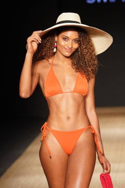 Miami Beach, Fl - 13 Temmuz: Bir model için Pazartesi pist yürür mayo Paraiso Moda Fuarı'nda Paraiso çadır üzerinde 13 Temmuz 2018 Miami Beach, Florida sırasında.                              