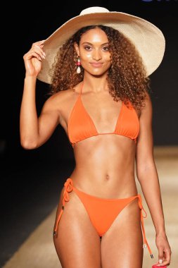 Miami Beach, Fl - 13 Temmuz: Bir model için Pazartesi pist yürür mayo Paraiso Moda Fuarı'nda Paraiso çadır üzerinde 13 Temmuz 2018 Miami Beach, Florida sırasında.                              