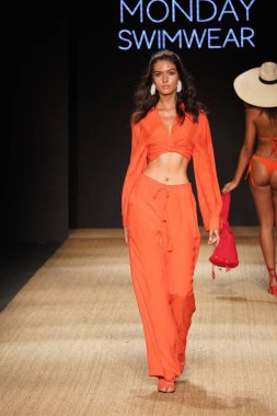 Miami Beach, Fl - 13 Temmuz: Bir model için Pazartesi pist yürür mayo Paraiso Moda Fuarı'nda Paraiso çadır üzerinde 13 Temmuz 2018 Miami Beach, Florida sırasında.                              