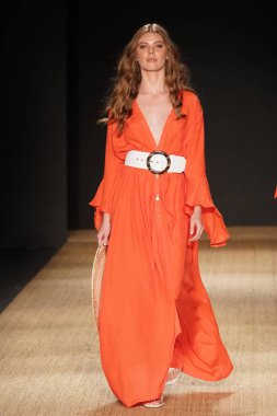 Miami Beach, Fl - 13 Temmuz: Bir model için Pazartesi pist yürür mayo Paraiso Moda Fuarı'nda Paraiso çadır üzerinde 13 Temmuz 2018 Miami Beach, Florida sırasında.                              