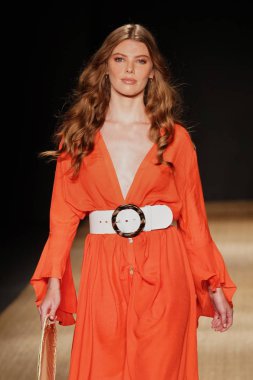 Miami Beach, Fl - 13 Temmuz: Bir model için Pazartesi pist yürür mayo Paraiso Moda Fuarı'nda Paraiso çadır üzerinde 13 Temmuz 2018 Miami Beach, Florida sırasında.                              