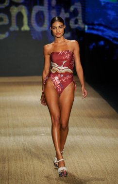 Miami Beach, Fl - 13 Temmuz: Bir modeli pist için Agua Bendita sırasında Paraiso Moda Fuarı'nda Paraiso çadır üzerinde 13 Temmuz 2018 Miami Beach, Florida yürür.                              