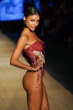 Miami Beach, Fl - 13 Temmuz: Bir modeli pist için Agua Bendita sırasında Paraiso Moda Fuarı'nda Paraiso çadır üzerinde 13 Temmuz 2018 Miami Beach, Florida yürür.                              