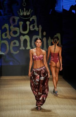 Miami Beach, Fl - 13 Temmuz: Bir modeli pist için Agua Bendita sırasında Paraiso Moda Fuarı'nda Paraiso çadır üzerinde 13 Temmuz 2018 Miami Beach, Florida yürür.                              