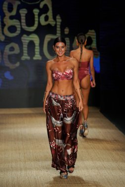 Miami Beach, Fl - 13 Temmuz: Bir modeli pist için Agua Bendita sırasında Paraiso Moda Fuarı'nda Paraiso çadır üzerinde 13 Temmuz 2018 Miami Beach, Florida yürür.                              