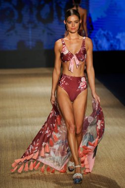 Miami Beach, Fl - 13 Temmuz: Bir modeli pist için Agua Bendita sırasında Paraiso Moda Fuarı'nda Paraiso çadır üzerinde 13 Temmuz 2018 Miami Beach, Florida yürür.                              