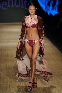 Miami Beach, Fl - 13 Temmuz: Bir modeli pist için Agua Bendita sırasında Paraiso Moda Fuarı'nda Paraiso çadır üzerinde 13 Temmuz 2018 Miami Beach, Florida yürür.                              