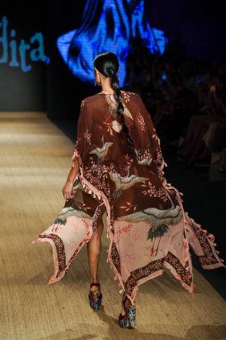 Miami Beach, Fl - 13 Temmuz: Bir modeli pist için Agua Bendita sırasında Paraiso Moda Fuarı'nda Paraiso çadır üzerinde 13 Temmuz 2018 Miami Beach, Florida yürür.                              