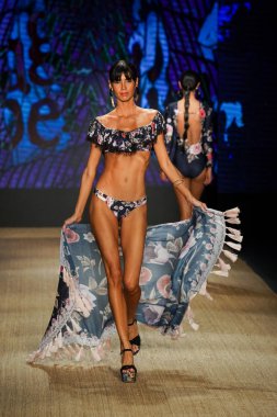 Miami Beach, Fl - 13 Temmuz: Bir modeli pist için Agua Bendita sırasında Paraiso Moda Fuarı'nda Paraiso çadır üzerinde 13 Temmuz 2018 Miami Beach, Florida yürür.                              