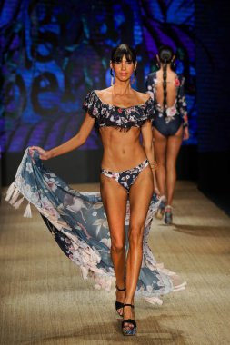 Miami Beach, Fl - 13 Temmuz: Bir modeli pist için Agua Bendita sırasında Paraiso Moda Fuarı'nda Paraiso çadır üzerinde 13 Temmuz 2018 Miami Beach, Florida yürür.                              