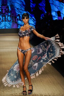 Miami Beach, Fl - 13 Temmuz: Bir modeli pist için Agua Bendita sırasında Paraiso Moda Fuarı'nda Paraiso çadır üzerinde 13 Temmuz 2018 Miami Beach, Florida yürür.                              
