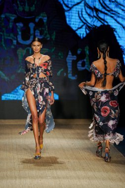 Miami Beach, Fl - 13 Temmuz: Bir modeli pist için Agua Bendita sırasında Paraiso Moda Fuarı'nda Paraiso çadır üzerinde 13 Temmuz 2018 Miami Beach, Florida yürür.                              