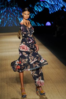Miami Beach, Fl - 13 Temmuz: Bir modeli pist için Agua Bendita sırasında Paraiso Moda Fuarı'nda Paraiso çadır üzerinde 13 Temmuz 2018 Miami Beach, Florida yürür.                              