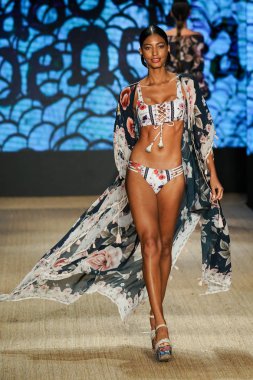 Miami Beach, Fl - 13 Temmuz: Bir modeli pist için Agua Bendita sırasında Paraiso Moda Fuarı'nda Paraiso çadır üzerinde 13 Temmuz 2018 Miami Beach, Florida yürür.                              