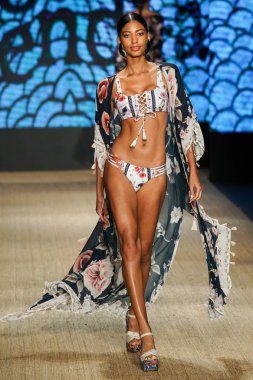 Miami Beach, Fl - 13 Temmuz: Bir modeli pist için Agua Bendita sırasında Paraiso Moda Fuarı'nda Paraiso çadır üzerinde 13 Temmuz 2018 Miami Beach, Florida yürür.                              