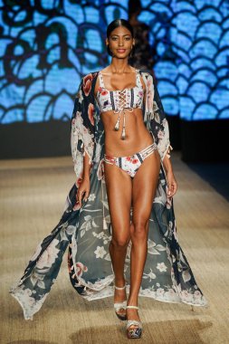 Miami Beach, Fl - 13 Temmuz: Bir modeli pist için Agua Bendita sırasında Paraiso Moda Fuarı'nda Paraiso çadır üzerinde 13 Temmuz 2018 Miami Beach, Florida yürür.                              