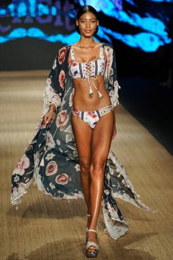 Miami Beach, Fl - 13 Temmuz: Bir modeli pist için Agua Bendita sırasında Paraiso Moda Fuarı'nda Paraiso çadır üzerinde 13 Temmuz 2018 Miami Beach, Florida yürür.                              